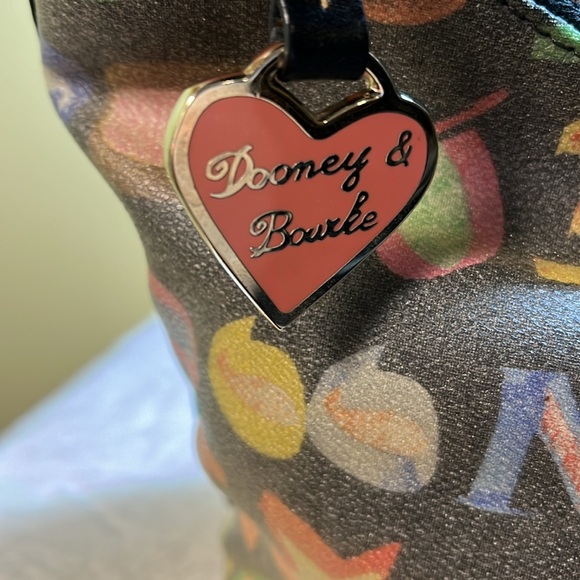 Bag Dooney and Bourke Multicolor fabric outside, red fabric inside keyring NWOT - Picture 2 of 9